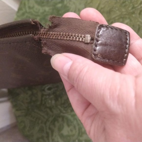 Louis Vuitton Monogram Pouch 26 - Picture 9 of 11